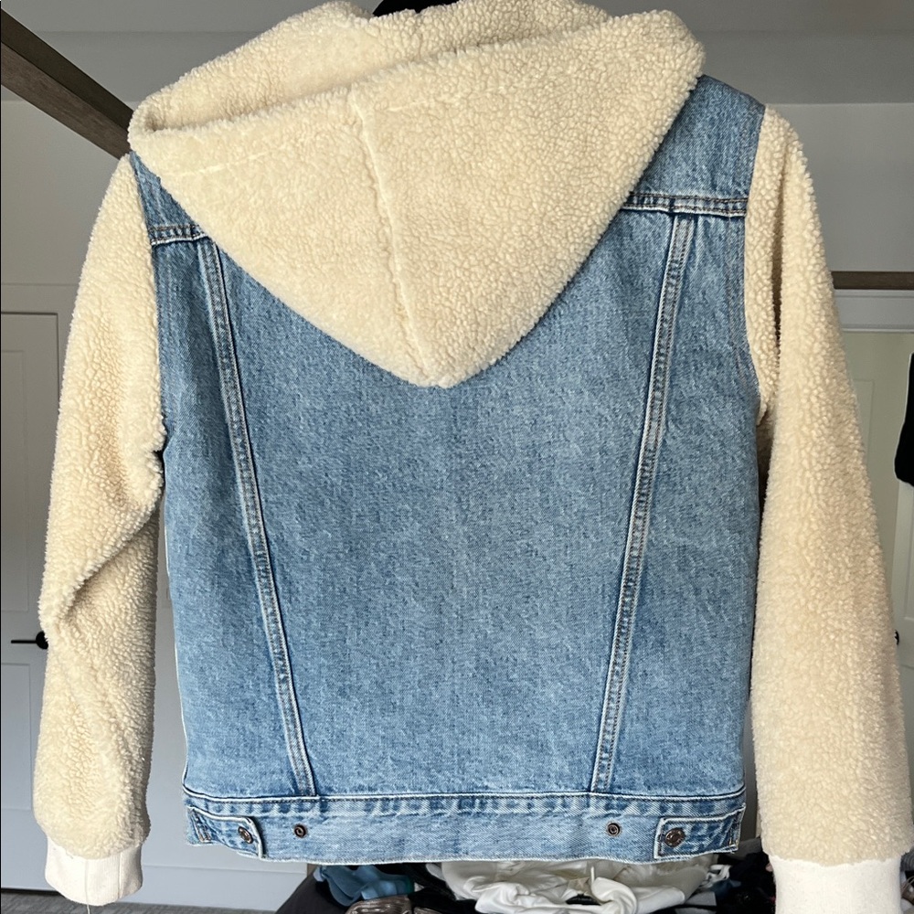 Levi's Women's Light Blue Denim Jacket with Cream Sherpa - Picture 3 of 5
